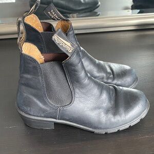 Blundstone Navy Leather Chelsea Boots with Tan Pull Tabs